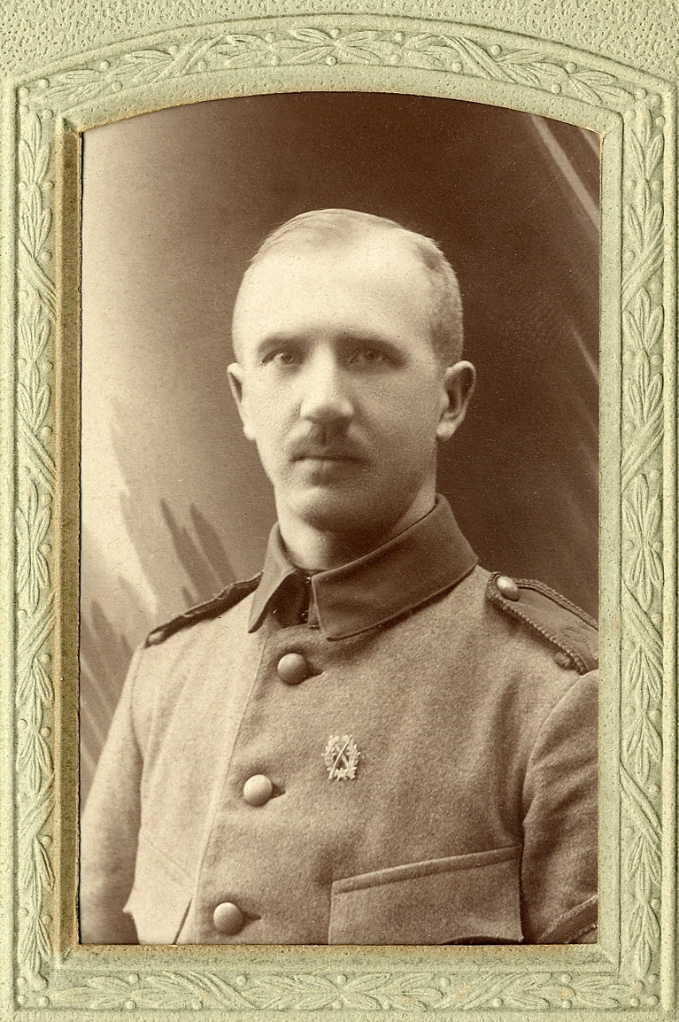 En man i militäruniform, m/10. 
Bröstbild, halvprofil. Ateljéfoto.