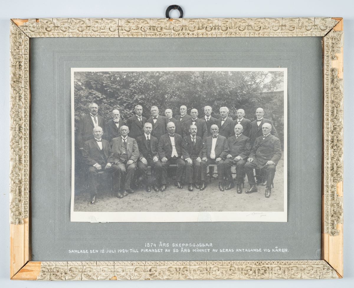 Denna gruppfoto visar 1874 års skeppsgossar samlade den 12 juli 1924 till firandet av 50 års minnet av deras antagande vid kåren.
