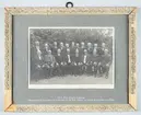 Denna gruppfoto visar 1874 års skeppsgossar samlade den 12 juli 1924 till firandet av 50 års minnet av deras antagande vid kåren.