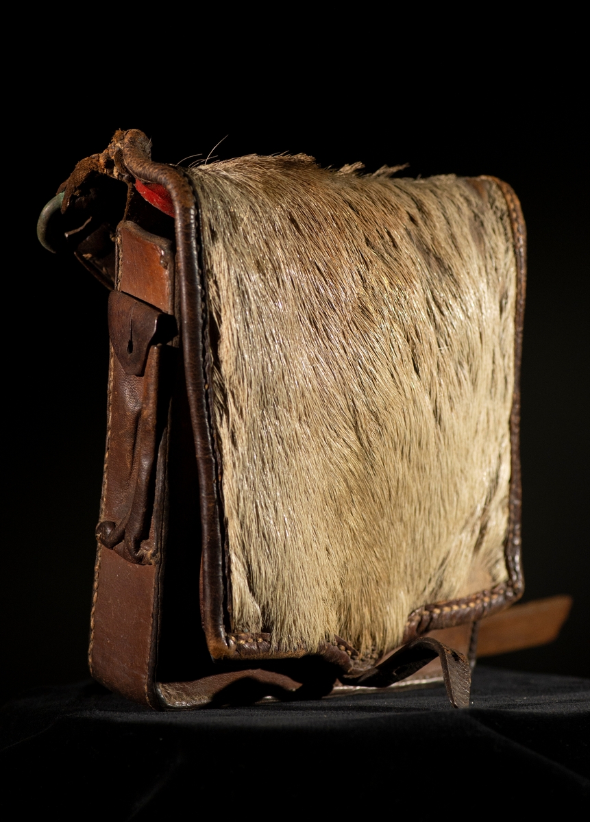 Jaktväska av skinn, fodrad med röd vaxduk.