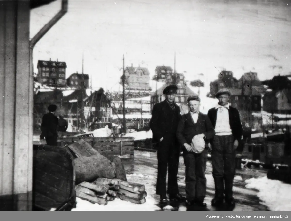 Honningsvåg. F.v. Martin Josefsen, Sivert Anton Eliassen og Ingvald Olli på ekspedisjonskaia. 1939.