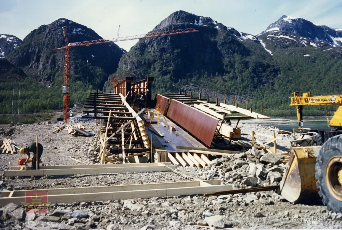 Brubygging , Ramsund bru. Montasje av ståldragere. Ramsundbrua ble  åpnet 1986. Følg pilen til høyre.