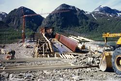 Bygging av Ramsund bru ved Tjelsund i Nordland