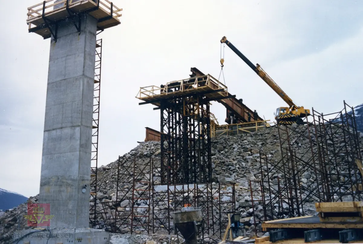 Brubygging , Ramsund bru. Montasje av ståldragere. Ramsundbrua ble  åpnet 1986. Følg pilen til høyre.