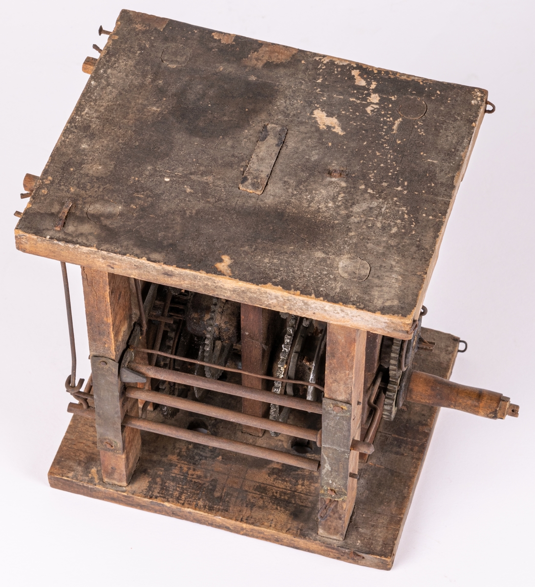 Urverk med stomme av trä, och verk av mässing. Defekt.