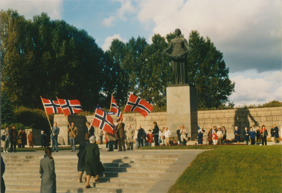 Seremoni på Piskarevskoje minnelund i Leningrad (nå St. Petersburg) i september 1985. Bildet er tatt under en tur "Foreningen av politiske fanger 1940-1945" arrangerte til Leningrad 19.-29.09.1985.