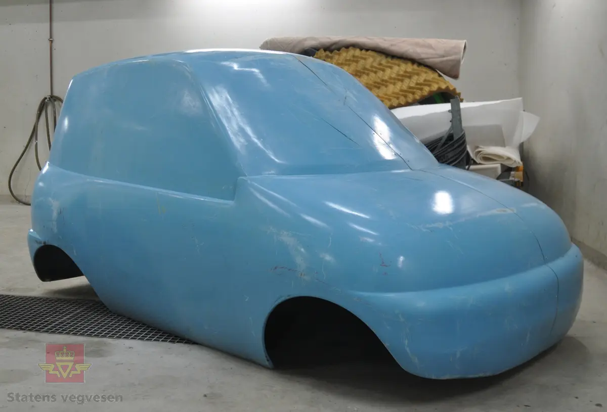Blå glassfibermodell laget ved utvikling av det som skulle bli den første Pivco elbilen, model Piv1.