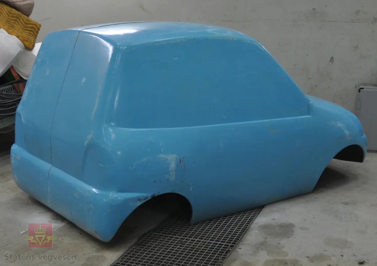 Blå glassfibermodell laget ved utvikling av det som skulle bli den første Pivco elbilen, model Piv1.