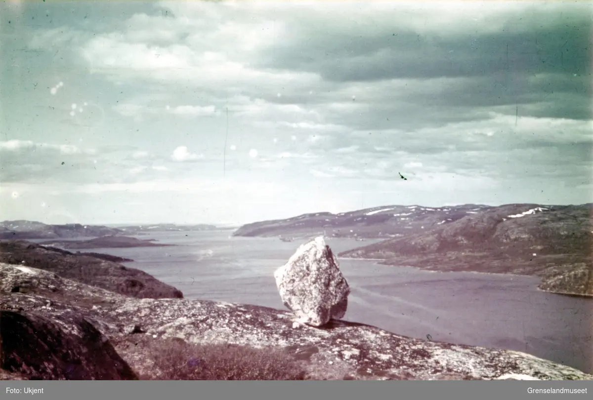 Kirkenesfjorden, Jakobsnes med en samling skip til høyre. 