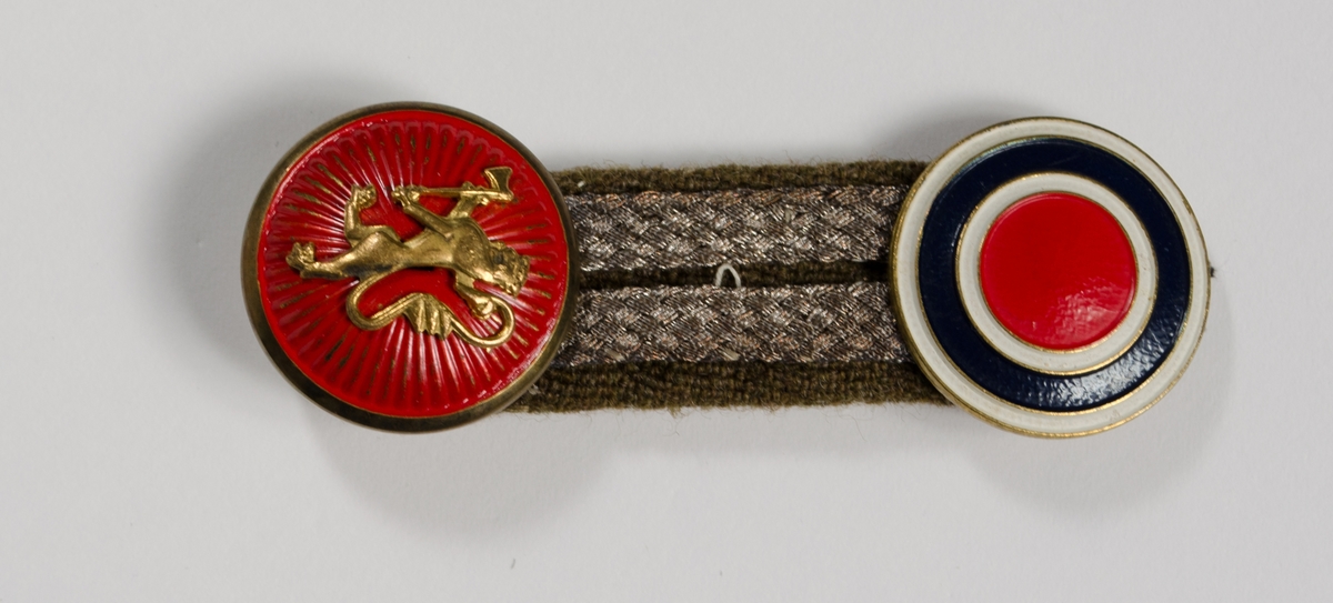 Militærgrønn lue i ullstoff. Stofftrukket lueskygge. Rødt ullbånd og lærrem i front festet med gullfarget knapp, dekorert med kryss omkranset av løvkrans, på hver side. Distinksjon/emblem i front med ekeløv, knapp med den norske løve og krone over. Föret med burgunderrødt syntetisk fôr. Svetterem i lær og plastbeskyttelse i pullen.