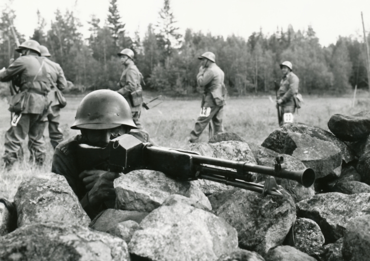 Rikshemvärnstävlingen 1967, sid 4

Från Stn 1.

Bild 1 och 2. Lag 33 från Fo 46 med Kg-skytten Ragnar Andersson.