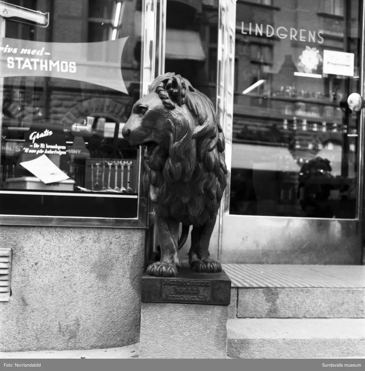 Bronslejonen vid Lindgrens järnhandels entré vid Storgatan 21.