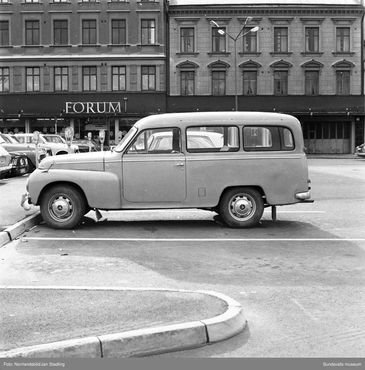 Bilar av olika fabrikat fotograferade på olika platser i Sundsvall på uppdrag av firman Ljuddämpare AB.