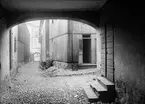 Apotekargränd från Svartbäcksgatan, kvarteret Rådhuset, Uppsala 1901 - 1902