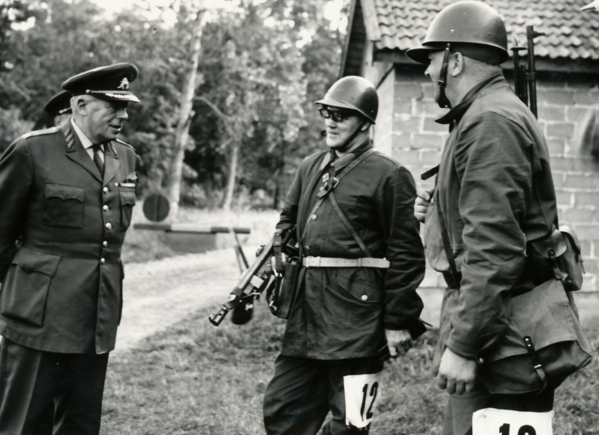 Rikshemvärnstävlingen 1967, sid 12

Stn 4.

Bild 1. Lag 12, Malmberget, Fo 66. Närmast grpch K Sikström

Bild 2. Rikshvch, grpch K Sikström och kg-skytt Ture Storsmark (är förmodligen Ture Forsmark enligt inkommen uppgift. //Rosén 14 januari 2021)

Bild 3. Rikshvch övervakar återlämningen av ammunition.