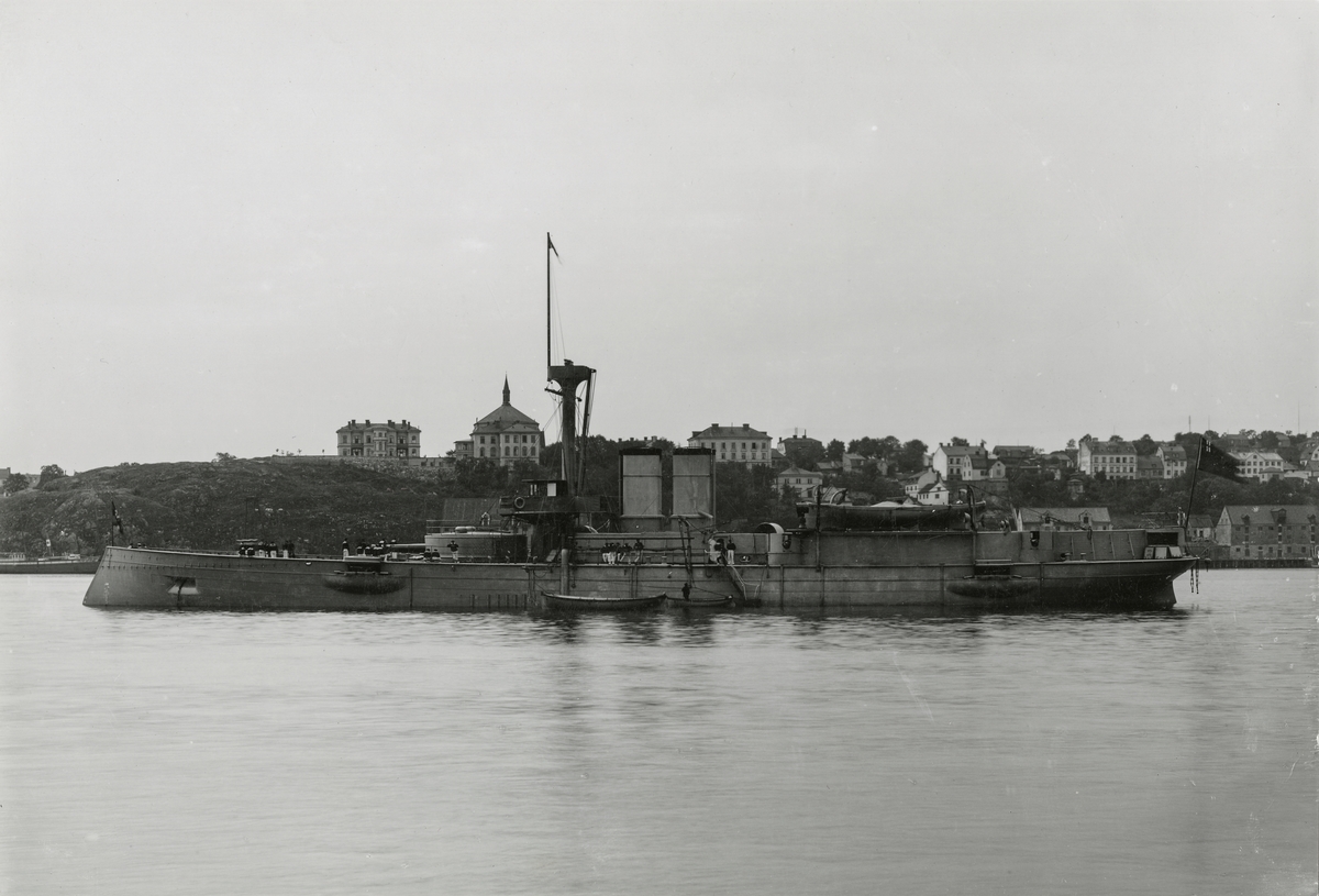 Pansarskeppet Svea på Stockholms ström, juni 1887.