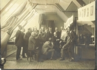 Fotoskole hos fotograf Simon Engen i Trondhjem.  En av deltakerne var Anders Andersen fra Hemnes som fra 1916 etablerte seg som fotograf på Nesna.  Han står som nummer to fra venstre (med bart).