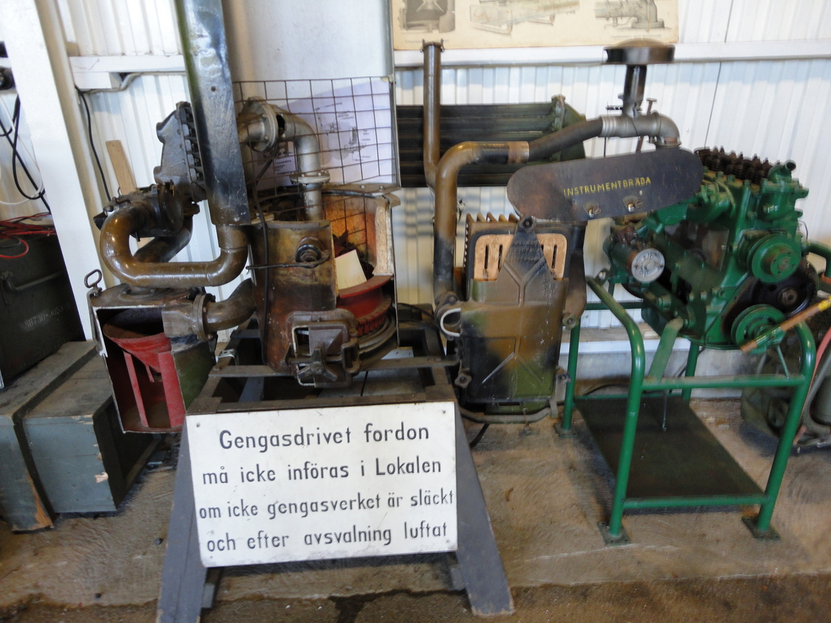 Gengasen blev ett alternativ till bensin eftersom det ransonerades under krigsåren från 1939 men fanns tidigare, länder som Tyskland och Frankrike var stora på detta område.

Det eldades med ved,koks eller kol i de olika sorternas gengasaggregatet som fanns. 
Säkerheten var en del att tänka på när man använde gengas och det hände tyvärr en del olyckor också.
Ett gengasaggregat är monterat på Ltgb 112 Volvo och fungerar, ytterligare ett finns i utställningen och ett som beskriver funktionen för Gengasaggregaten.