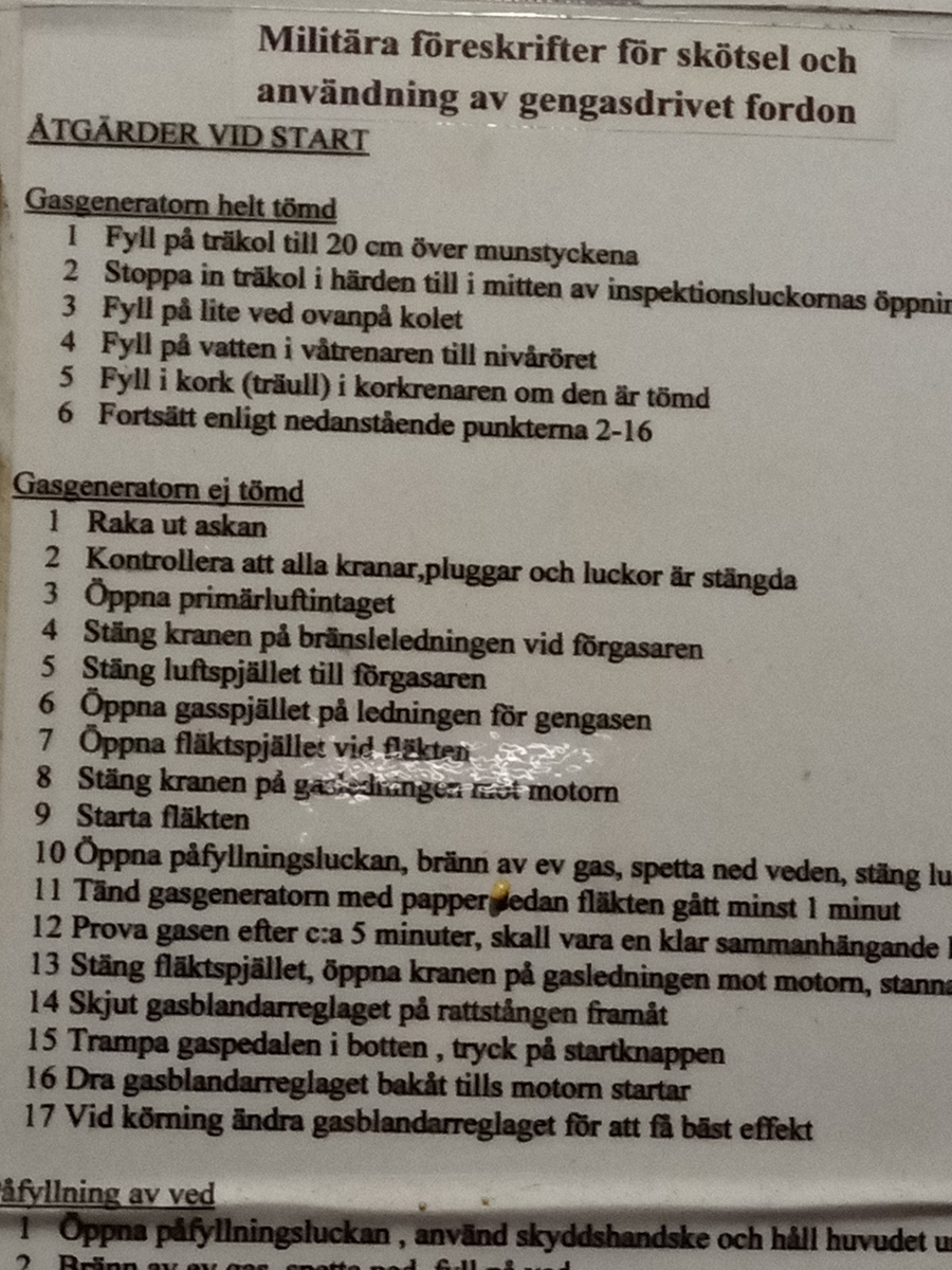 Gengasen blev ett alternativ till bensin eftersom det ransonerades under krigsåren från 1939 men fanns tidigare, länder som Tyskland och Frankrike var stora på detta område.

Det eldades med ved,koks eller kol i de olika sorternas gengasaggregatet som fanns. 
Säkerheten var en del att tänka på när man använde gengas och det hände tyvärr en del olyckor också.
Ett gengasaggregat är monterat på Ltgb 112 Volvo och fungerar, ytterligare ett finns i utställningen och ett som beskriver funktionen för Gengasaggregaten.