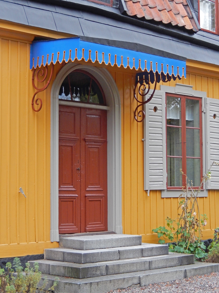 Hazeliushuset på Skansen är en timrad byggnad i en våning med inredd vind. Fasaden har stående profilerad locklistpanel målad med gul linoljefärg. Fönstersnickerierna är målade med linoljefärg i engelskt röd, fönsterluckorna är grå. Taket är brutet och valmat, klätt med enkupigt lertegel. På varje takfall finns tre takkupor med fönster upptagna. Skorstenarna är tre, murade och putsade.

Entrén är vänd mot gården och försedd med en stentrappa samt baldakin i bemålad plåt.

Byggnaden låg tidigare på Surbrunnsgatan i Stockholm, i det kvarter som nu avgränsas av Odengatan, Sveavägen, Surbrunnsgatan och Hagagatan. 

I huset föddes Skansens grundare Arthur Hazelius den 30 november 1833. Byggnaden skänktes av sällskapet "Vänner till Pauvres Honteaux" 1916 och flyttades till Skansen 1926.