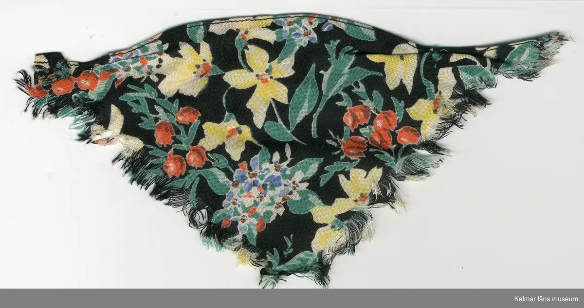 KLM 28082:281:1-4. Dockschal, dam, 4 stycken, del av nationaldräkt, av konstmaterial, med frans, svart botten med blomstermotiv i gult, rött, blått, vitt, grönt, brunt och svart. Knäppes med hake av metall, svart och trådhyska, grön. 
:2 och :3 Schalar, med rosett, grön och brosch, silverfärgad.