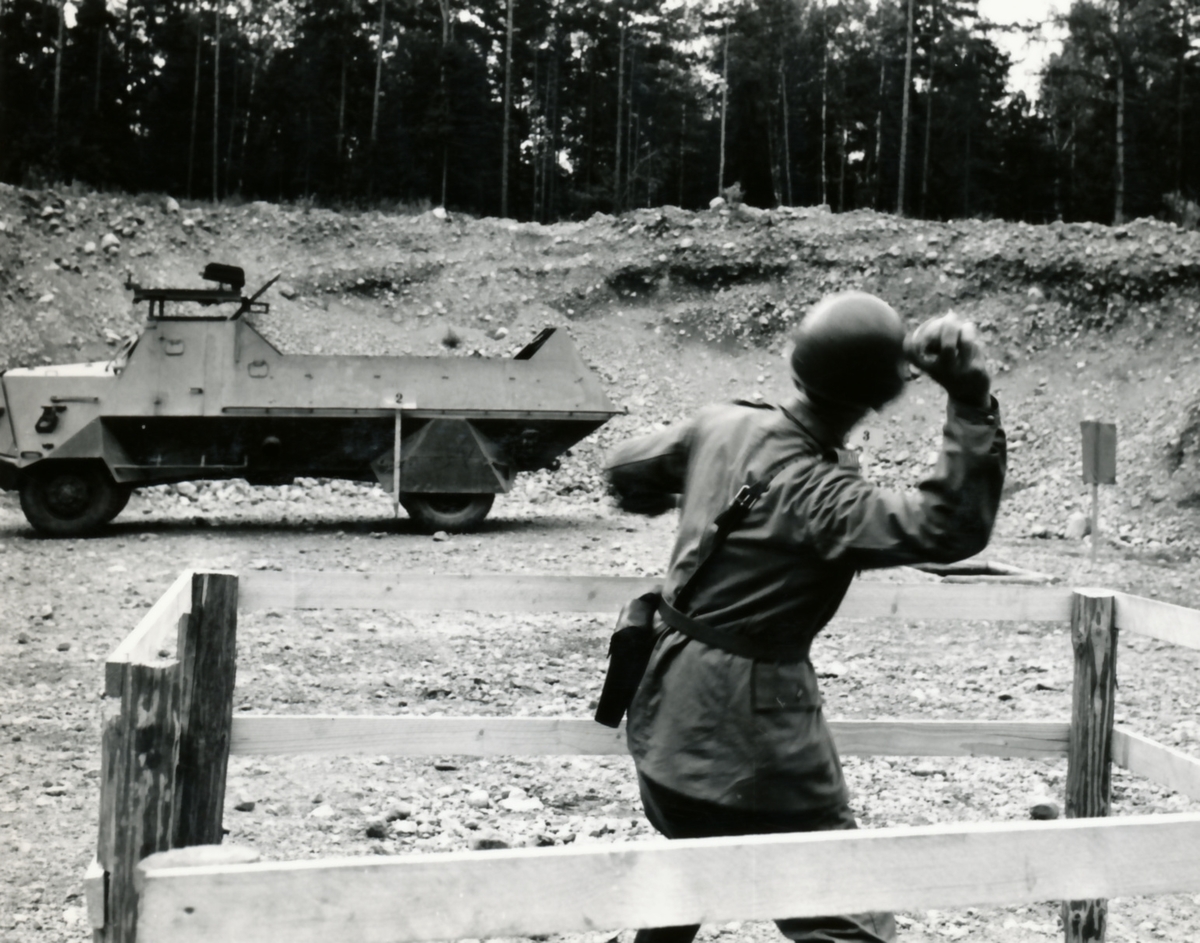 Rikshemvärnstävlingen 1967, sid 19

Bild 1. MB Ö och Rikshvch. Foto: Evert Wahlberg

Bild 2. Lag 122, VV Västerås. Kast med övningshandgranat mot KP-bil.