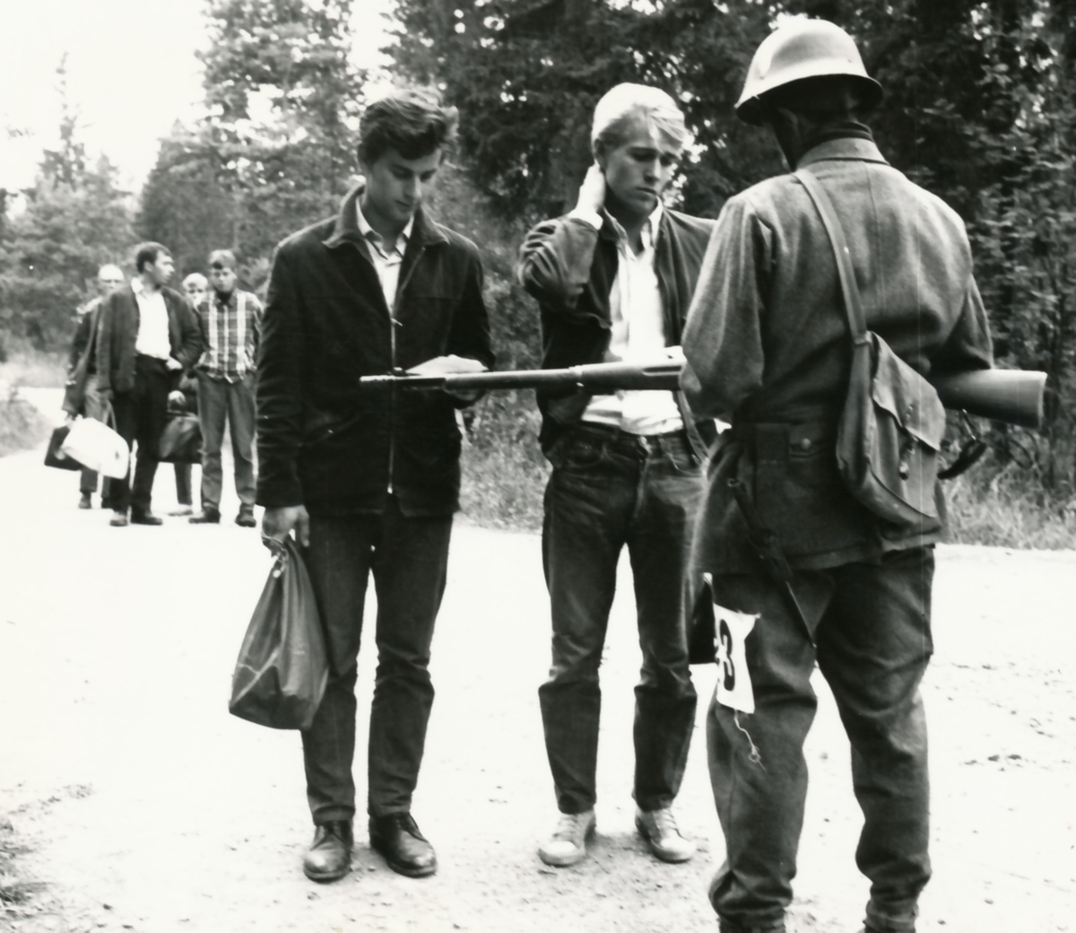 Rikshemvärnstävlingen 1967, sid 24

Vakttjänst vid Norra förråden.
Civilklädda vpl från P 10 tjänstgör som "misstänkta personer".

Bild 1 och 2. Lag 23, Jokkmokk, Fo 65