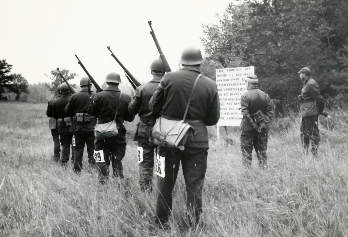Rikshemvärnstävlingen 1967, sid 26

Stn 112

Bild 1. Lag 126, TGOJ Eskilstuna. C P 10 och MB Ö t h i bild

Bild 2. Lag 110, Sydkraft jämte general Synnergren.