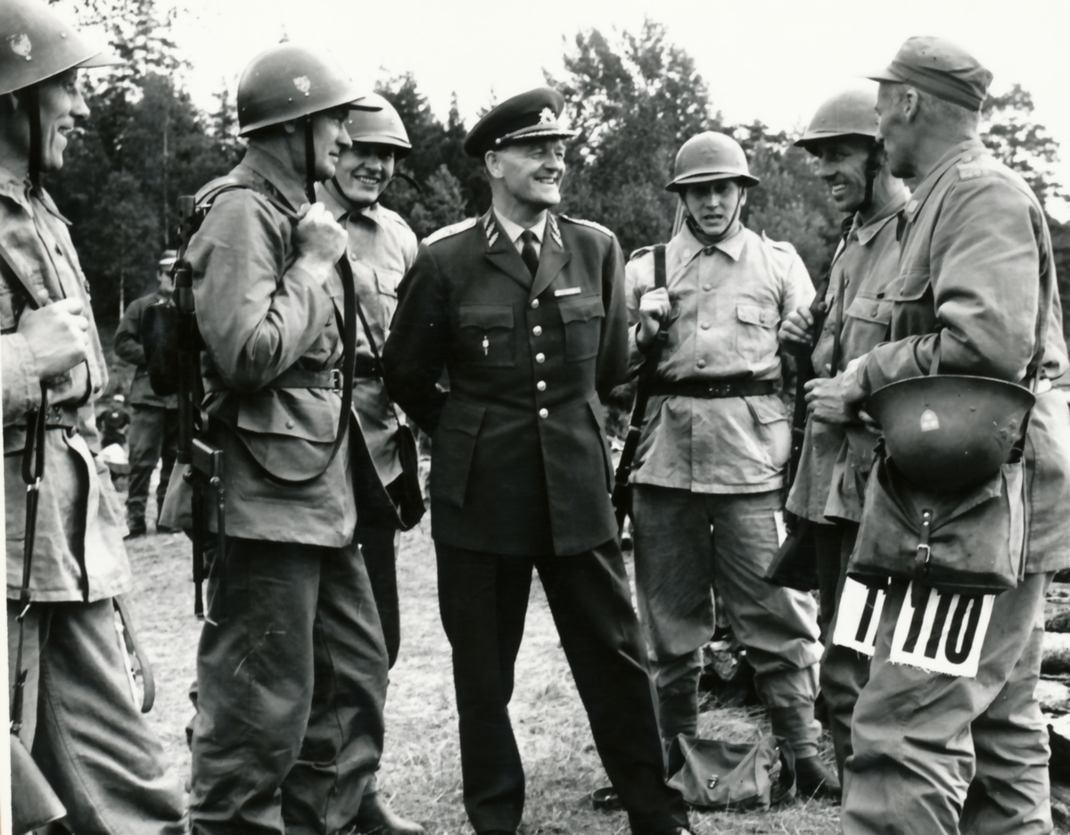 Rikshemvärnstävlingen 1967, sid 26

Stn 112

Bild 1. Lag 126, TGOJ Eskilstuna. C P 10 och MB Ö t h i bild

Bild 2. Lag 110, Sydkraft jämte general Synnergren.