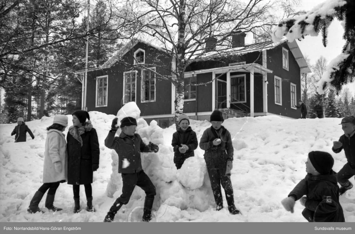 Böle skola i Sidsjön, Sundsvalls minsta skola 1962. Exteriör med barn som leker i snön och interiörbilder från klassrummet. Byggnaden används numera (2020) som bygdegård.
