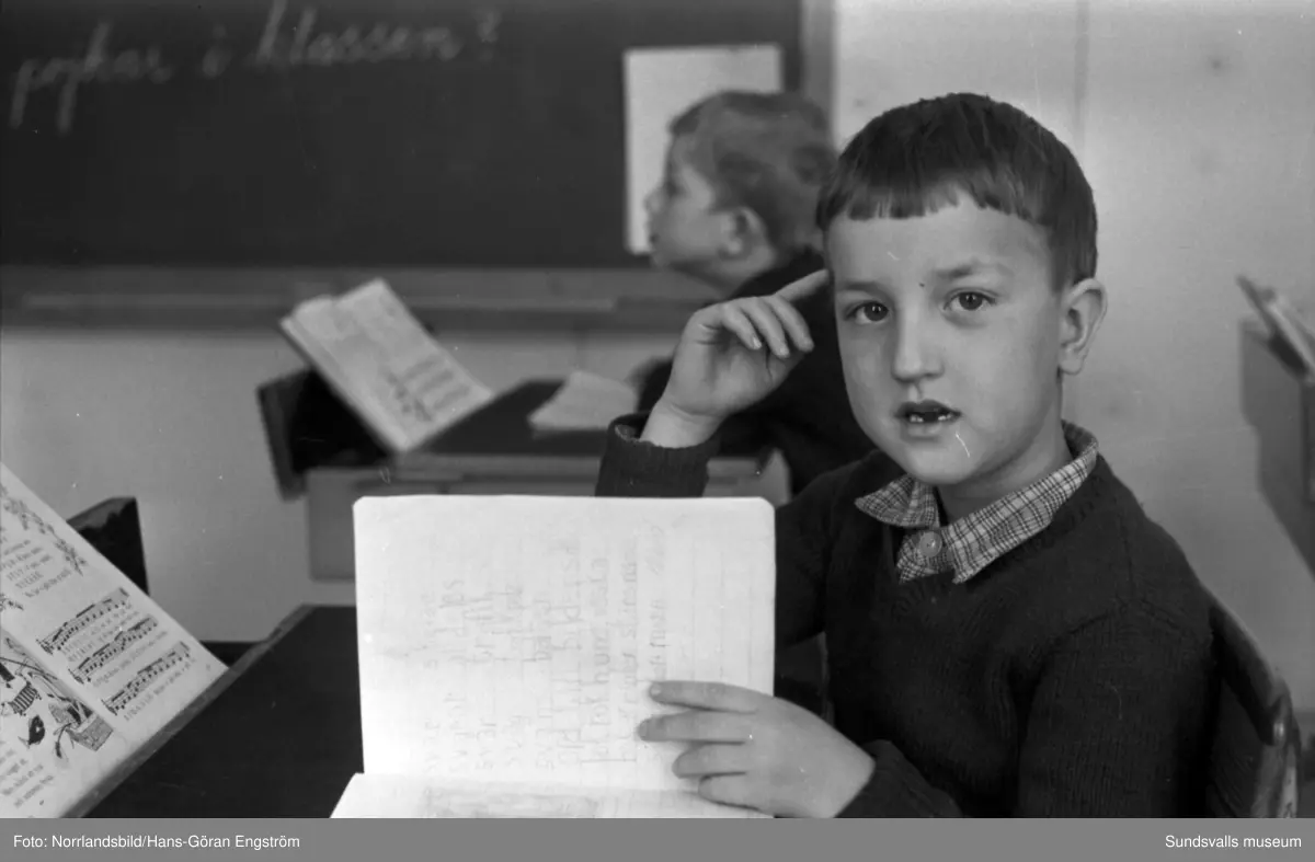 Böle skola i Sidsjön, Sundsvalls minsta skola 1962. Exteriör med barn som leker i snön och interiörbilder från klassrummet. Byggnaden används numera (2020) som bygdegård.