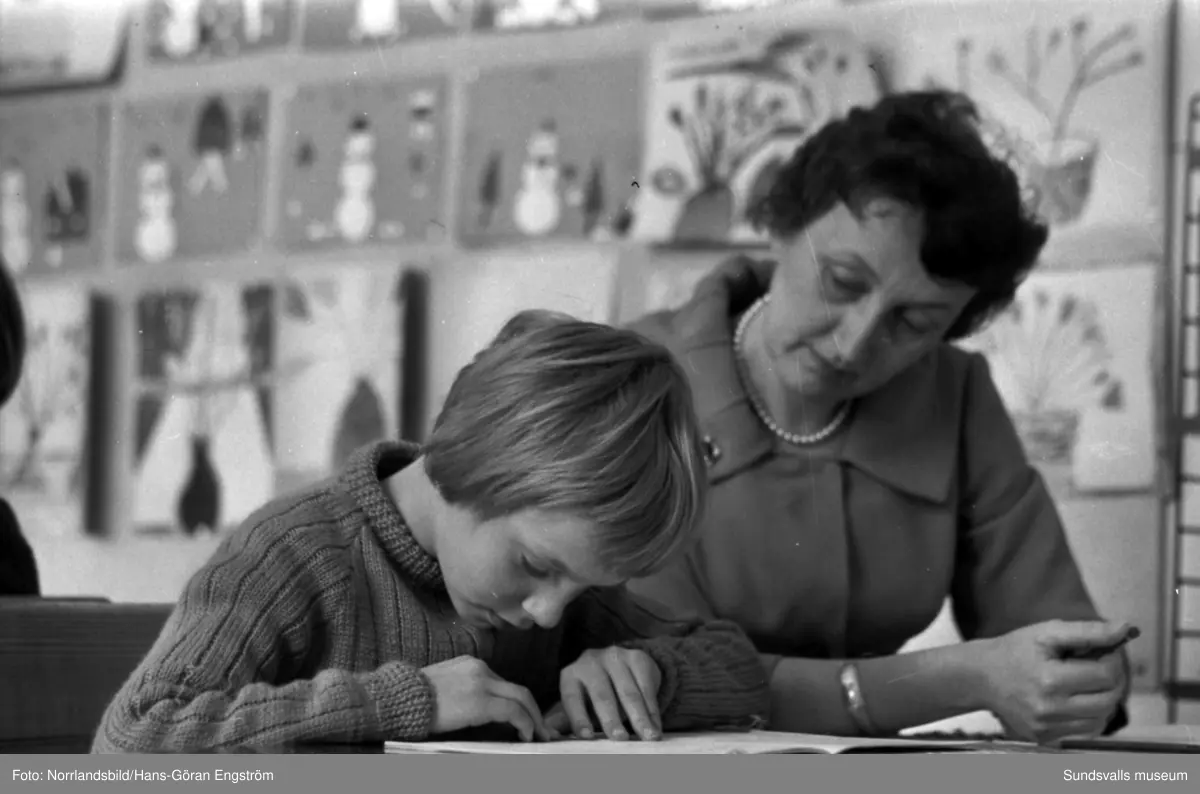 Böle skola i Sidsjön, Sundsvalls minsta skola 1962. Exteriör med barn som leker i snön och interiörbilder från klassrummet. Byggnaden används numera (2020) som bygdegård.