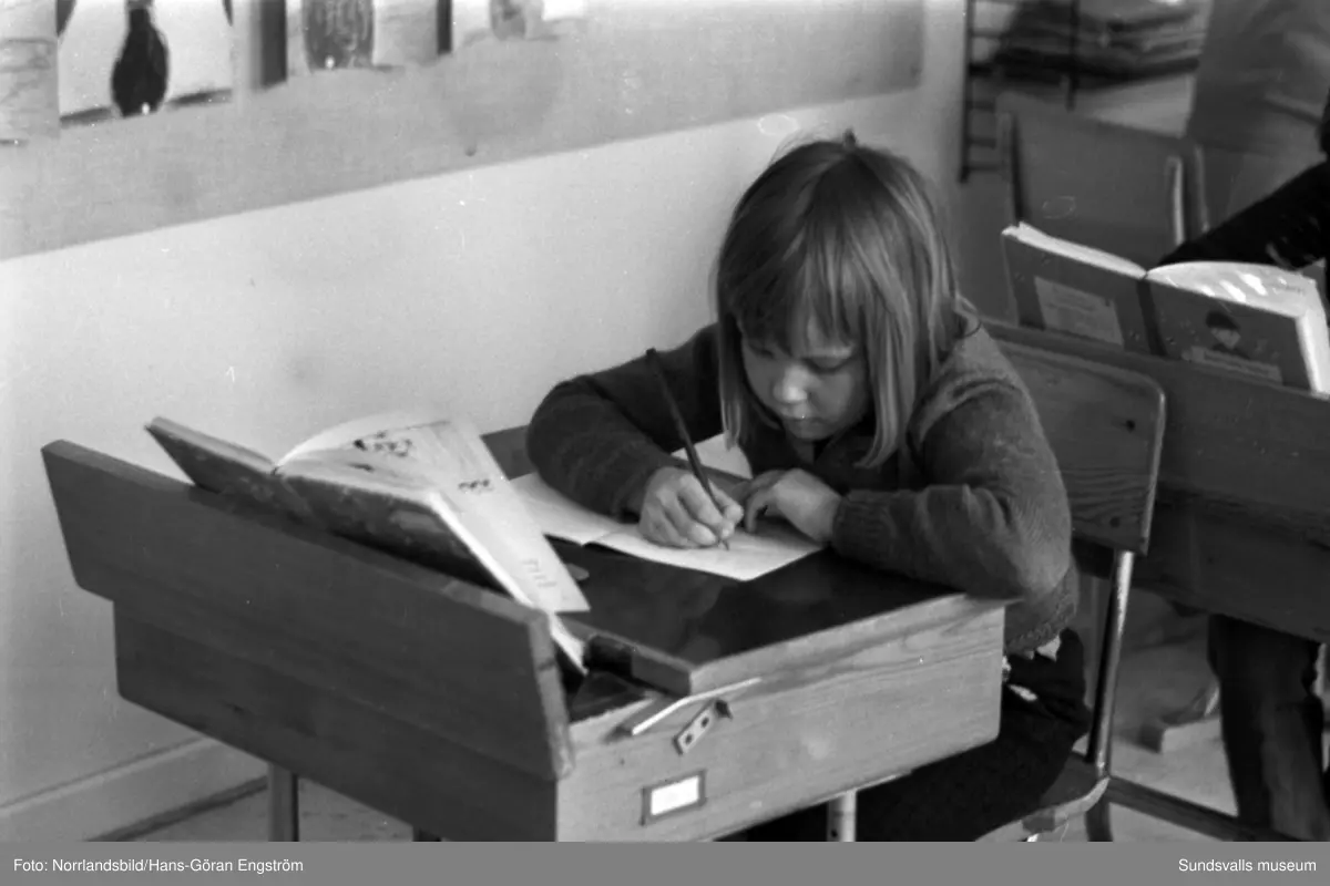 Böle skola i Sidsjön, Sundsvalls minsta skola 1962. Exteriör med barn som leker i snön och interiörbilder från klassrummet. Byggnaden används numera (2020) som bygdegård.