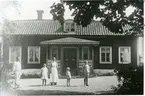 Rytterne sn, Västerås, Hässelby.
Hässelby 2:1. Familjen Käck framför bostaden, 1917.