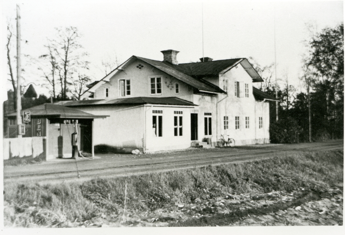 Rytterne sn, Västerås, Horn.
Horn 6:15. Lindbergs diversehandel, 1940-tal.