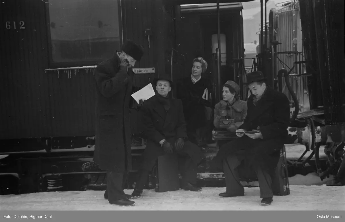 jernbanestasjon, perrong, menn, kvinner, skuespillere, avreise, turné, tog