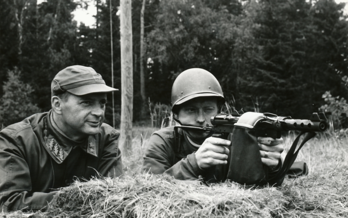 Rikshemvärnstävlingen 1967, sid 33

Stridsskjutning

Bild 1. Lag 126, TGOJ Eskilstuna. Gevärsskytt G Lanzingk, kgskytt Elis Hedin och grpch Gustaf Pettersson. Åskådare C P 10 och MB Ö.

Bild 2. General Almgren och grpch Stig Sonesson, lag 125 BRB Karlstad.