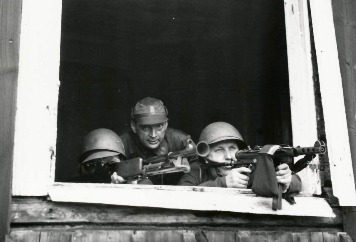 Rikshemvärnstävlingen 1967, sid 34

Stridsskjutning

Bild 1. CA föjer skjutningen

Bild 2. Lag 119, SSIV Stockholm, med kgskytten Karl-Erik Unnerud och grpch Ragnar Wahlström. General Almgren åskådare.