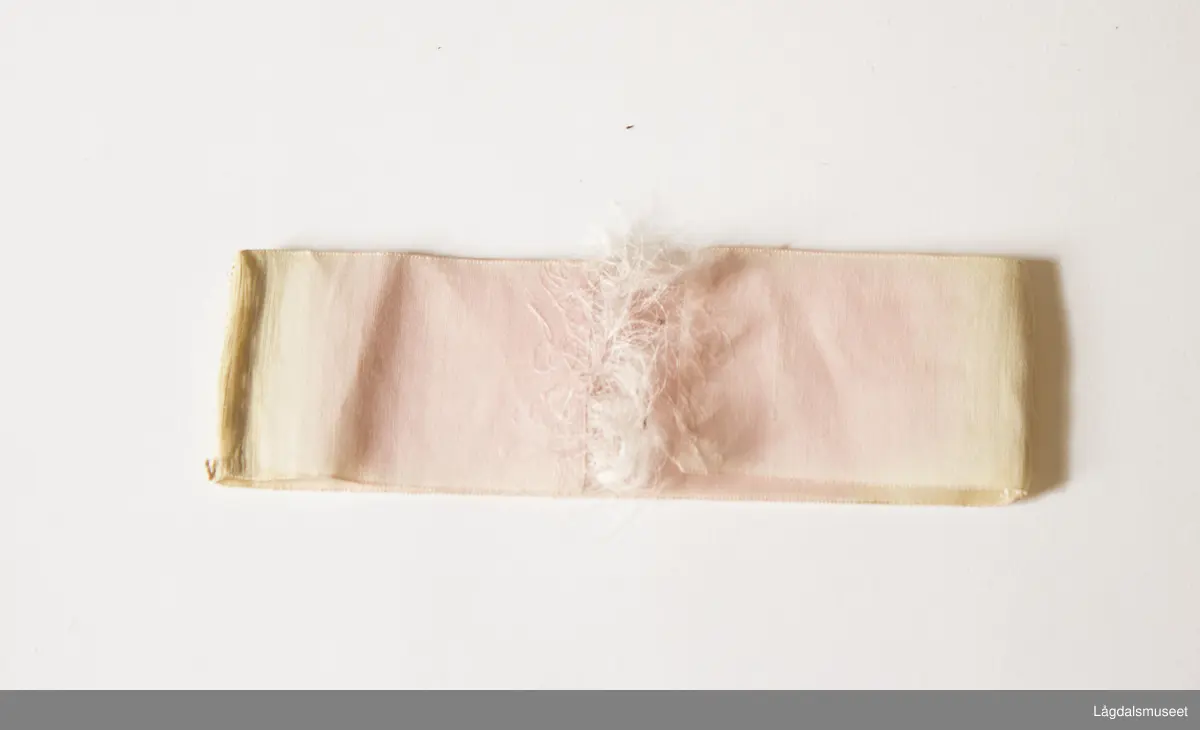 Broderi med navnet "Marie Semb 1890" brodert på. 