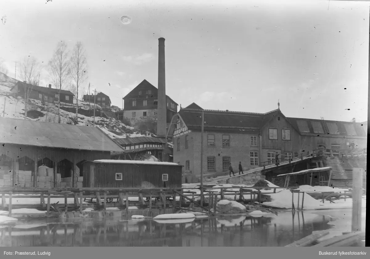 Åmot 
Området ved Blaafarveværket. 
Haugfoss Tresliperi