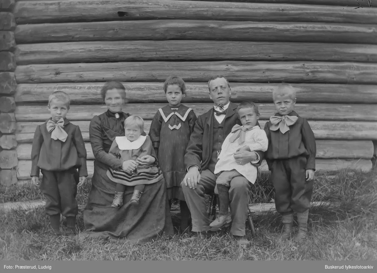 Haugfoss
Johan Berggaard med fru Martha og deres fem barn
Sivert, Berthe, Alf, Reidar, Solveig. Berggaard var sjef for Modum kommunale brug ved Haugfoss og Kongsfoss