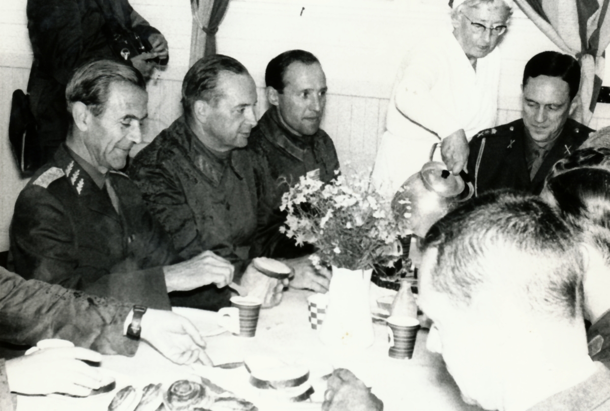 Rikshemvärnstävlingen 1967, sid 36

Kaffepaus -- förmodligen i den nu nedbrända Skyttepaviljongen vid Stora skjutbanan

Bild 1. CA, gen Göransson, MB Ö, gen Almgren, major Rune Wrangdal och major Björn Orward
 
Bild 2. C P 10, Lottan Elsa Wetterberg, CA, MB Ö och major Rune Wrangdahl.
(Elsa Wetterberg förestod Oscar Ericsons bokhandel i Strängnäs under många år)