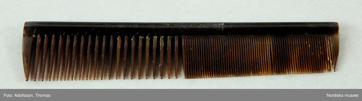 Huvudliggare:
"Spegellåda med maskeringstillbehör. Tillhört såsom föregående [Lagerqvist, Carl Fredrik, skådespelare, f. 1819, d. 1897.]
a. Låda. H.0,110. L.0,345. B.0,292. Af gulbetsadt trä, aflång fyrkantig med utfällbar spegel i locket. Med nyckel. Å främre kortsidan finnas två lådor, af hvilka den större, indelad i två större och tre mindre fack innehåller: b.Kam. c.Borste. d.Handspegel. e.Sax i fodral. f. Sax. g.Knif.  h.2 Penslar. i.Fodral inneh. penslar m.m. j.Fodral inneh. färg. k.3 runda askar, inneh. blyvitt, gulockra, brun bolus. l.2 sminkburkar (?). m.Gummiflaska. n.Aflång ask, inneh. diverse.
Den mindre lådan innehåller: o.Nackspegel. p.Lösskägg."