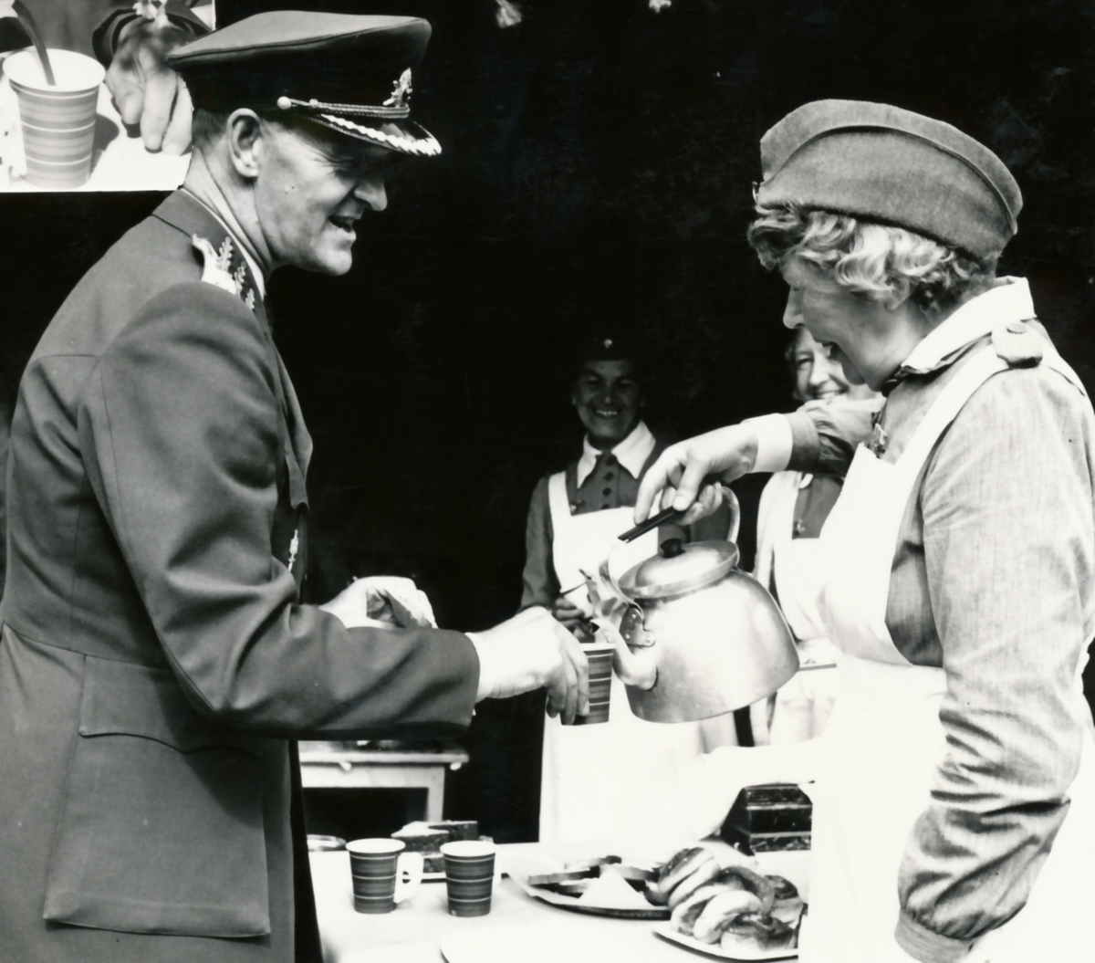 Rikshemvärnstävlingen 1967, sid 37

Kaffepaus -- förmodligen i den nu nedbrända Skyttepaviljongen vid Stora skjutbanan

Bild 1. Styckjunkare Rune Berggren, SJ, Hälsingborg, Lotta Karin Larsson och general Almgren
 
Bild 2. Lotta Elsa Wetterberg serverar general Göransson kaffe
(Elsa Wetterberg förestod Oscar Ericsons bokhandel i Strängnäs under många år)

Bild 3. General Synnergren är också kaffetörstig. Får här hjälp av lotta Betty Rosenius.