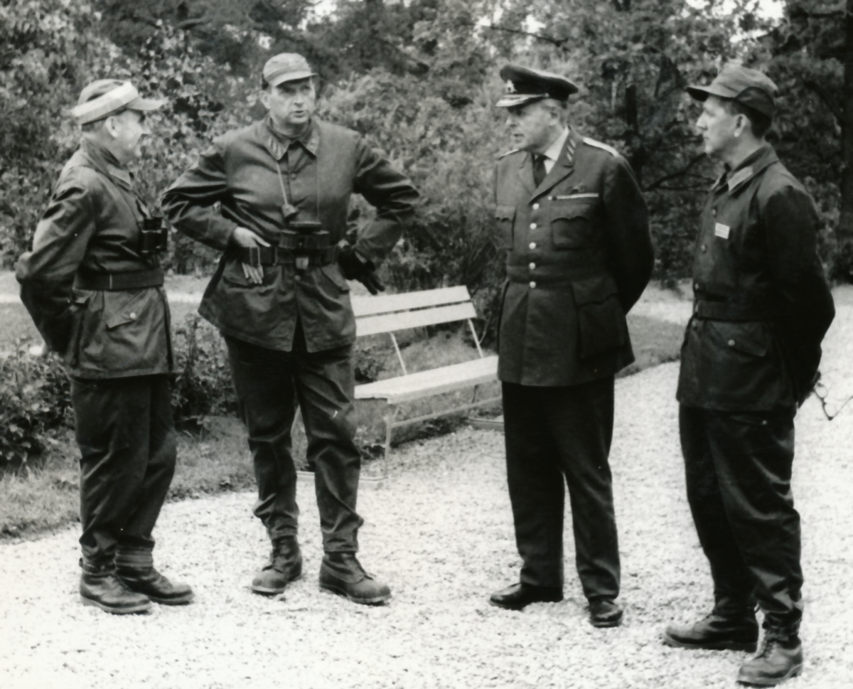 Rikshemvärnstävlingen 1967, sid 39

Bild 1. Mj Rune Wrangdal, CA, C P 10, ? och mj Björn Orward

Bild 2. C P 10, öv Henricson, MB Ö, gen Almgren och rikshvch, gen Kellin.