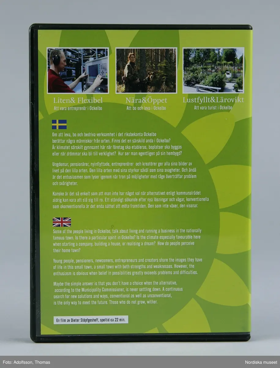 Fodral till DVD-skiva. Rektangulär "bok" av svart plast. På utsidan transparent plastficka innehålalnde tryckt papper med bild på solrosor på framsidan och text "Ockelbo berättar / Ockelbo talks" och på baksidan förklarande text om innehållet. Öppningsbar såsom en bok. inuti plats för en DVD-skiva med fastsättningsanordning (man trycker på mittknappen för att frigöra skivan) och två klämmor för broschyr.

Texten på baksidan
"Om att leva, bo och bedriva verksamhet i det riksbekanta Ockelbo berättar några människor från orten. Finns det en särskild anda i Ockelbo? Är klimatet särskilt gynnsamt här när företag ska etalberas, boplatser ska byggas eller när drömmar ska bli verklighet? Hur ser man egentligen på sin hembygd?
Ungdomar, pensionärer, nyinflyttade, etrepenörer och kreatörer ger alla sina bilder av livet på den lilla orten. Den lilla orten ed sina styrkor såväl som sina svagheter. Och ändå är det entsiasmen som lyser igenom när tron på möjligheter med råge överträffar problem och svårigheter.
Kanske är det så enkelt som att man inte har något vall när alternativet enligt kommularådet alrdig kan vara att slå sig till ro. Ett ständigt sökande efter nya lösningar och vägar, konventionella som okonventionella är det enda sättet att möta framtiden. Den som inte växer, den vissnar.
(samma text även på engelska)
En film av Dieter Stöpfgeshoff, speltid 22 min."
/Leif Wallin 2015-01-08