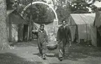 Romer, Södra folkparken/Västberga folkpark, södra Stockholm. Johan Demitri Taikon t h, t v troligen sonen Josef, bärandes på en plåtbalja.