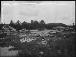 Bygget av Södertälje kanalverk. Ett mudderverk samt två pråm
