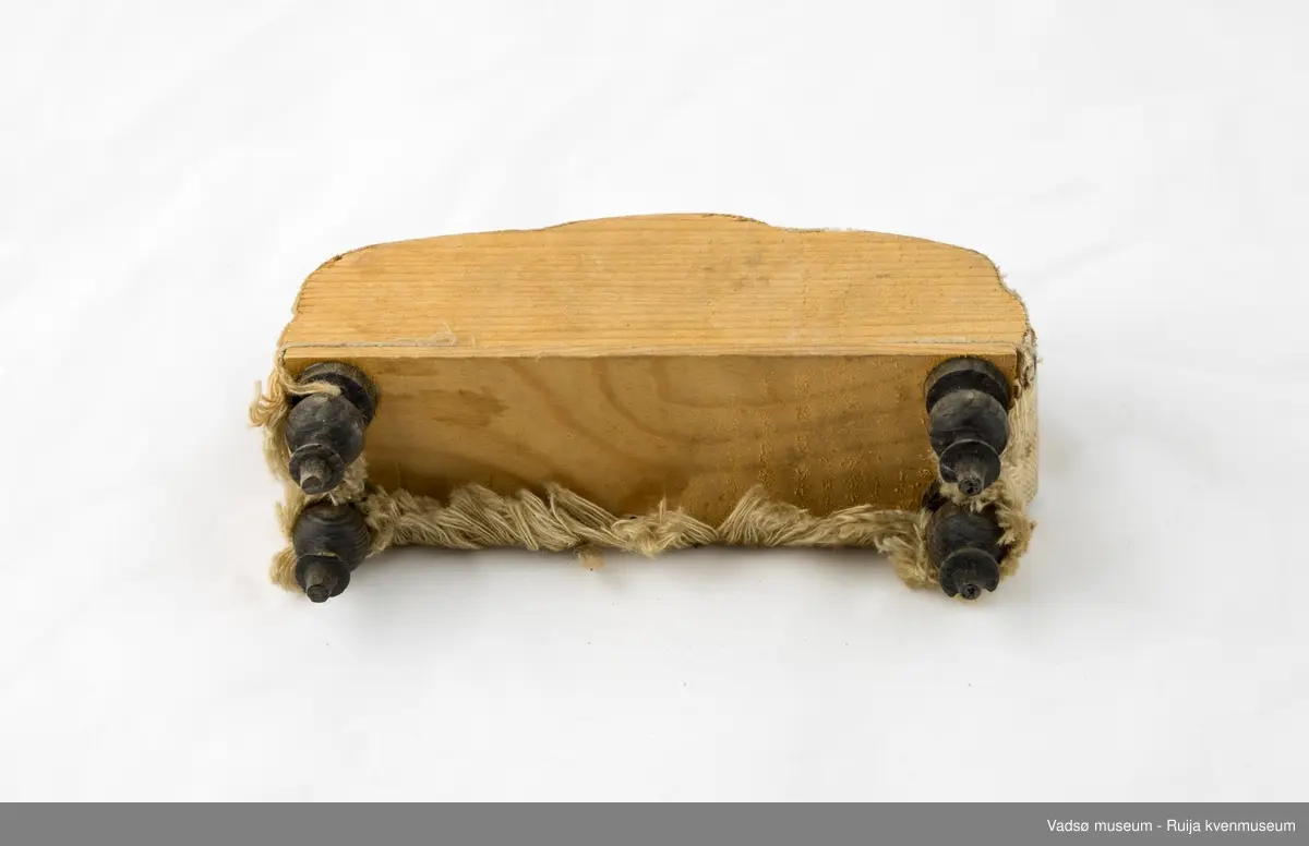 Sofa i miniatyrstørrelse. Kledd i sandfarget tekstil. Dreide bein.