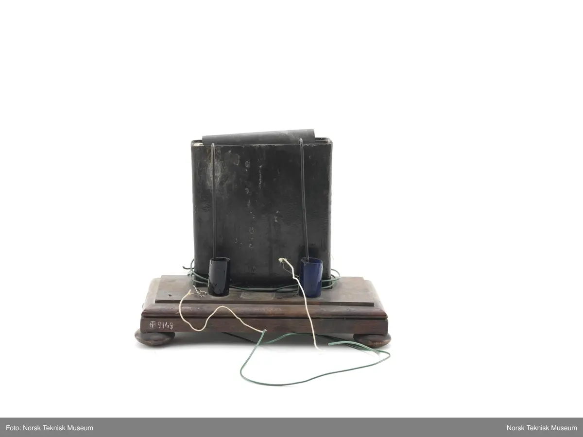 Kopperkasse med dobbel sinkplate.
Galvanometer.
Galvanometeret savnes.